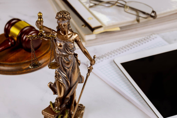 Az igazságügyi szobor szimbólum, jogi iroda egy digitális tábla ügyvédek szakmai bíró - Fotó, kép