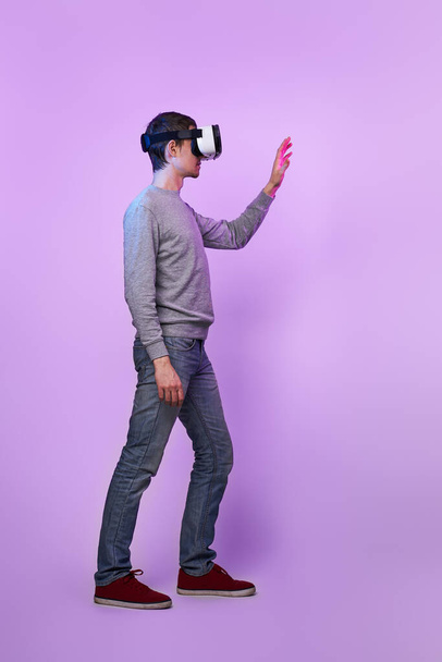 Man is using virtual reality headset. - Foto, immagini