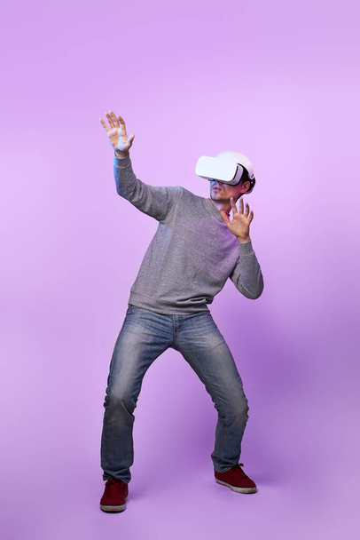 El hombre está usando auriculares de realidad virtual. - Foto, imagen