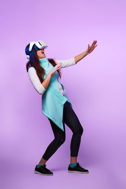 Virtuális valóság headsetet viselő nő. - Fotó, kép
