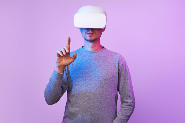 Ember használ virtuális valóság headset. - Fotó, kép