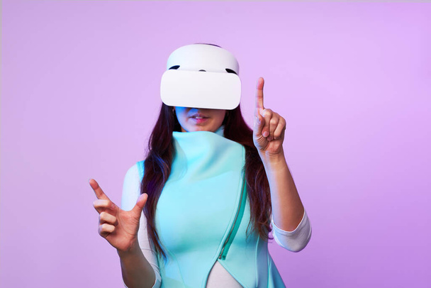 女性は仮想現実ヘッドセットを使用しています. - 写真・画像