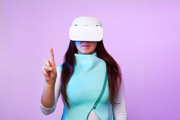 A nő virtuális valóság headsetet használ. - Fotó, kép