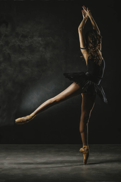 балерина танцює на пальцях в приміщенні з фоном балету
 - Фото, зображення