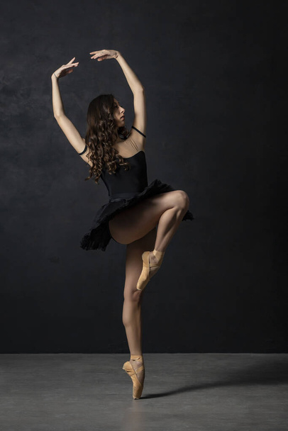 balerina táncos tánc a lábujjak beltéri balck háttér - Fotó, kép