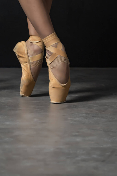 балерина танцювальне взуття на пальцях на фоні балка
 - Фото, зображення