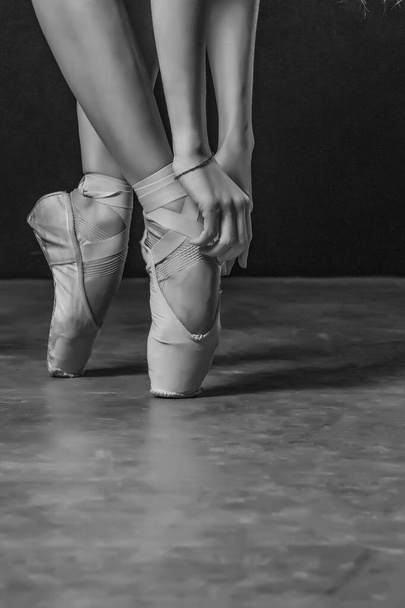 ballerina tanssija kengät varpaat mustavalkoinen mustalla pohjalla
 - Valokuva, kuva