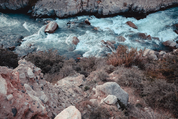 burzliwa górska skalista rzeka z czystą wodą - Zdjęcie, obraz