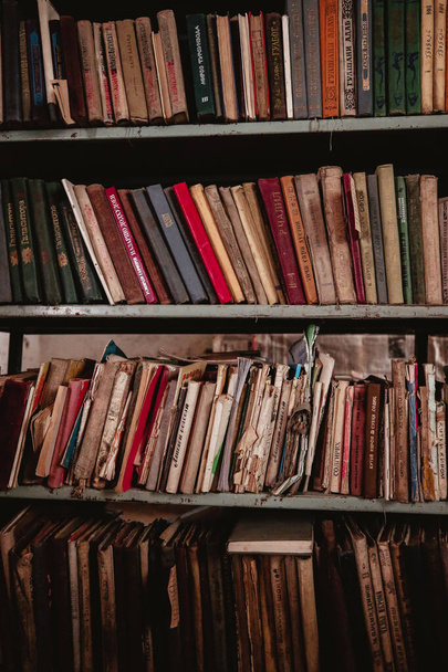 libros viejos y desgastados en una biblioteca rural
 - Foto, Imagen
