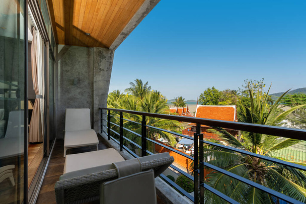 Открытое место на балконе с видом на бассейн виллы, дома, дома, кондо и квартиры
 - Фото, изображение
