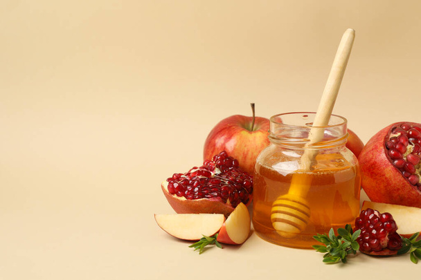 Яблуко, мед і гранат на бежевому фоні. Домашнє лікування
 - Фото, зображення