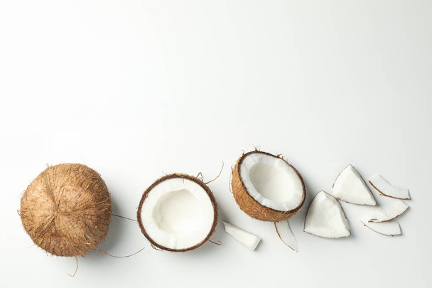 Плоский ліжко з кокосовим горіхом на білому тлі, вид зверху
 - Фото, зображення
