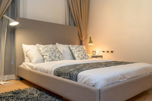 Queen size κρεβάτι με κρεβάτι δρομέας και λάμπα ανάγνωσης στη βίλα, το σπίτι και το διαμέρισμα - Φωτογραφία, εικόνα