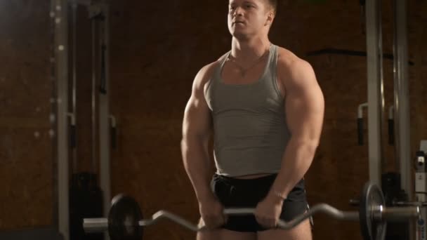 Healthy muscular young man posing in studio - Video