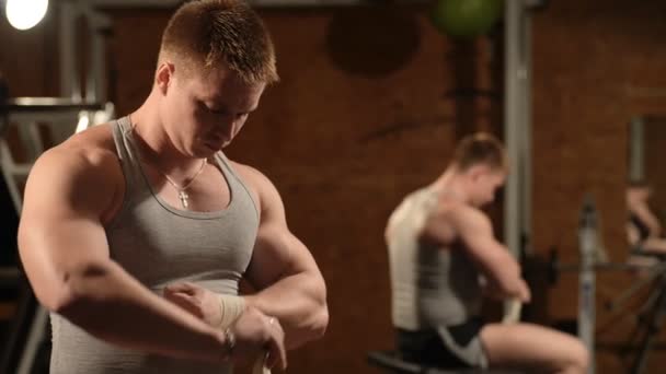 Healthy muscular young man posing in studio - Záběry, video