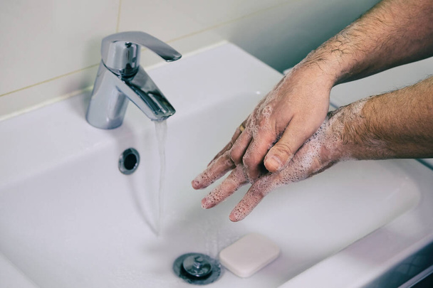 Se laver les mains en se frottant avec du savon pour prévenir le virus corona. Nettoyage pour arrêter la propagation du coronavirus. Concept de santé et d'hygiène
. - Photo, image