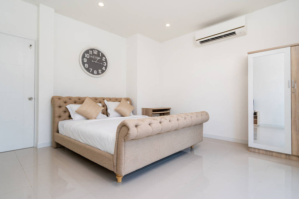 King size bed en kaptafel in slaapkamer van huis, villa, appartement en appartement met een raam - Foto, afbeelding
