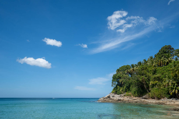 una vacanza sulla verde isola tropicale con mare cristallino e cielo azzurro nella giornata di sole
 - Foto, immagini