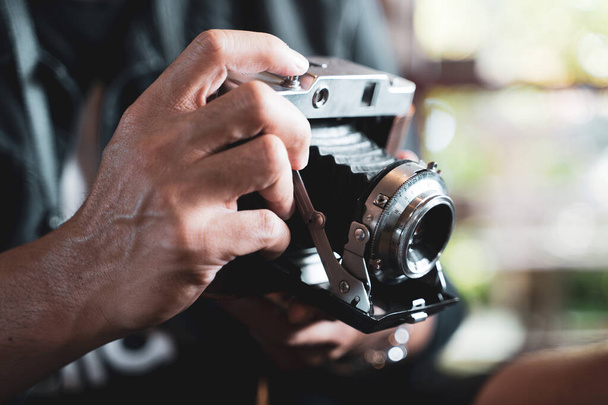 egy férfi kezében a vintage régi film kamera - Fotó, kép
