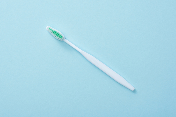 Top kilátás fehér fogkefe kék háttér - Fotó, kép