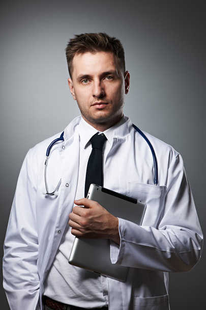 Medical doctor with tablet pc portrait - Foto, Imagen