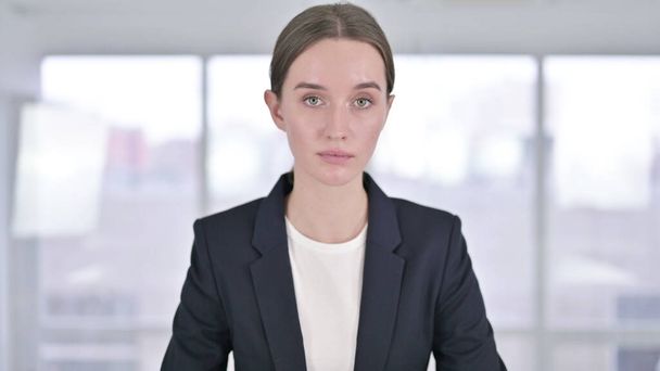 Portrait of Young Businesswoman Looking at the Camera - Foto, Bild