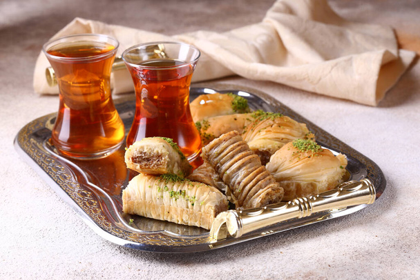 παραδοσιακά τούρκικα γλυκά μπακλαβά με ξηρούς καρπούς - Φωτογραφία, εικόνα