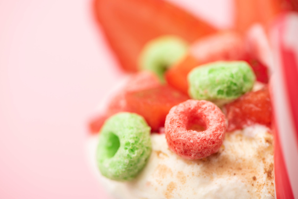 Foco seletivo do milkshake de morango com sorvete e doces coloridos no fundo rosa
 - Foto, Imagem