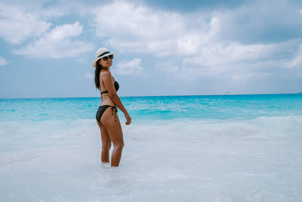 Cote dOr Beach Praslin Seychelles, fiatal középkorú nő rövid séta a strandon nyaralás közben Secyhelles trópusi sziget, fehér lány strand nyaralás közben Praslin - Fotó, kép