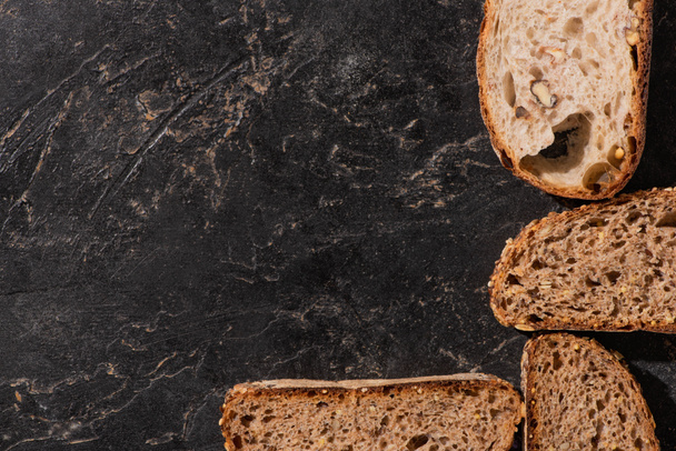 ylhäältä näkymä tuoretta leipää viipaleita kivi musta pinta
 - Valokuva, kuva