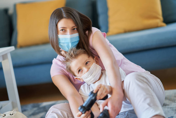 Äiti ja lapsi leikkivät yhdessä kotona eristäminen aikana coronavirus pandemia
 - Valokuva, kuva