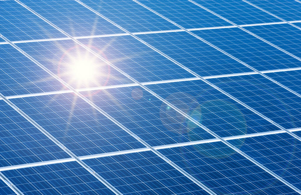 Erneuerbare Energien mit Solaranlage - Foto, Bild