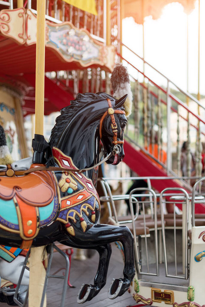 Paarden op een kermis Merry Go Round. Oude Franse carrousel op een vakantiepark. Grote rotonde op kermis in pretpark - Foto, afbeelding