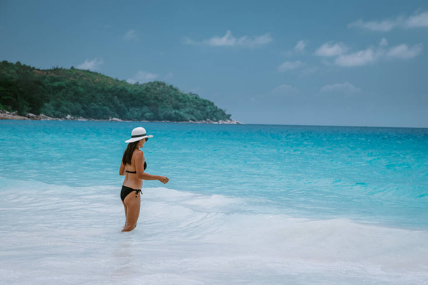 Cote dOr Beach Praslin Seychelles, joven mujer de mediana edad caminando por la playa durante las vacaciones Secyhelles tropical Island, playa de chicas blancas durante las vacaciones Praslin
 - Foto, imagen