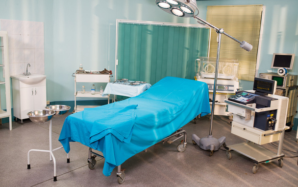 Оснащенный интерьер больничной палаты
 - Фото, изображение