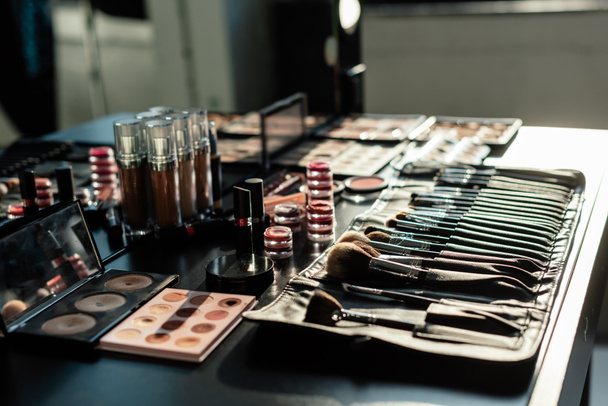 foyer sélectif de brosse de maquillage près des cosmétiques décoratifs
  - Photo, image