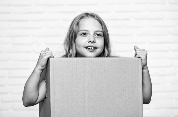 i am here. moving concept. move to new house. rent concept. repair annd relocate. happy childhood. copy space. small girl child. little girl with box. moving to new apartment. perfect purchas - Fotoğraf, Görsel