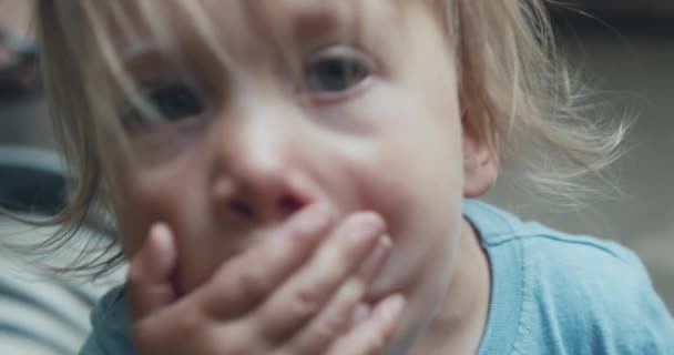 imagens de close-up de adorável criança loira sorrindo para a câmera
 - Filmagem, Vídeo