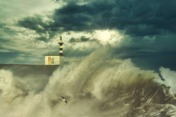 Bouřlivé vlny nad majákem a molo San Esteban de Pravia v Asturias, Španělsko - Fotografie, Obrázek