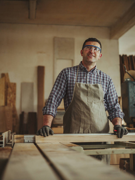 ξυλουργός στην εργασία με εργαλεία ξυλουργικής - Φωτογραφία, εικόνα