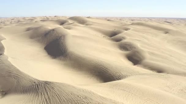 広大な砂漠の砂丘上のすべての地形車両ATVトラック,空中ビュー - 映像、動画