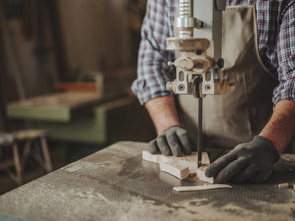 tesař při práci se dřevoobráběcími nástroji - Fotografie, Obrázek