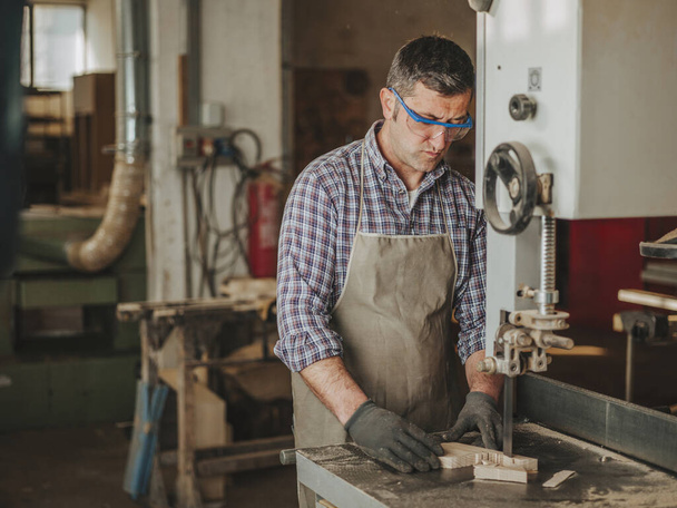 carpintero trabajando con herramientas de carpintería
 - Foto, Imagen