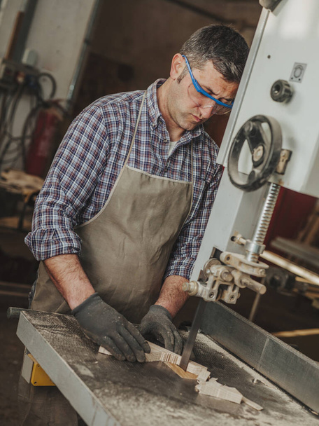 carpintero trabajando con herramientas de carpintería
 - Foto, Imagen