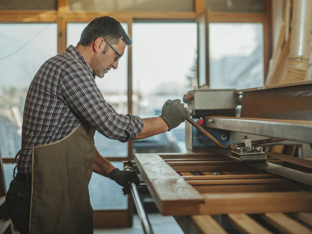 carpintero trabajando con herramientas de carpintería
 - Foto, imagen