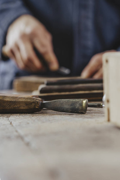 плотник за работой с деревообработкой
 - Фото, изображение