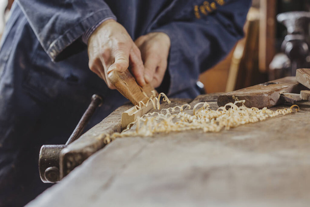 carpintero trabajando con herramientas de carpintería
 - Foto, imagen