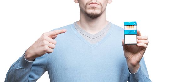 Muž drží cigarety. Epidemie Koronavirus. Covid -19 - Fotografie, Obrázek