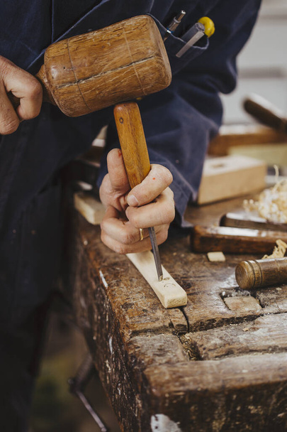 puuseppä työssä puuntyöstötyökalujen kanssa
 - Valokuva, kuva
