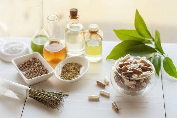 Capsules with dietary supplements. Ingredients for making food supplements, tinctures, oils, herb - Foto, Imagen